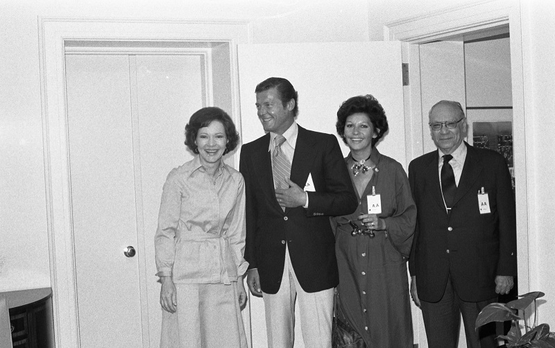 #OTD 7/12/1977 Mrs. Carter met with @sirrogermoore his wife Luisa Mattioli, and a friend. Clearly he is as charming as 007 in real life. The Carters watched 'The Spy Who Loved Me' a few days later on 7/15/77 in the White House movie theater. Image: NAID 175435