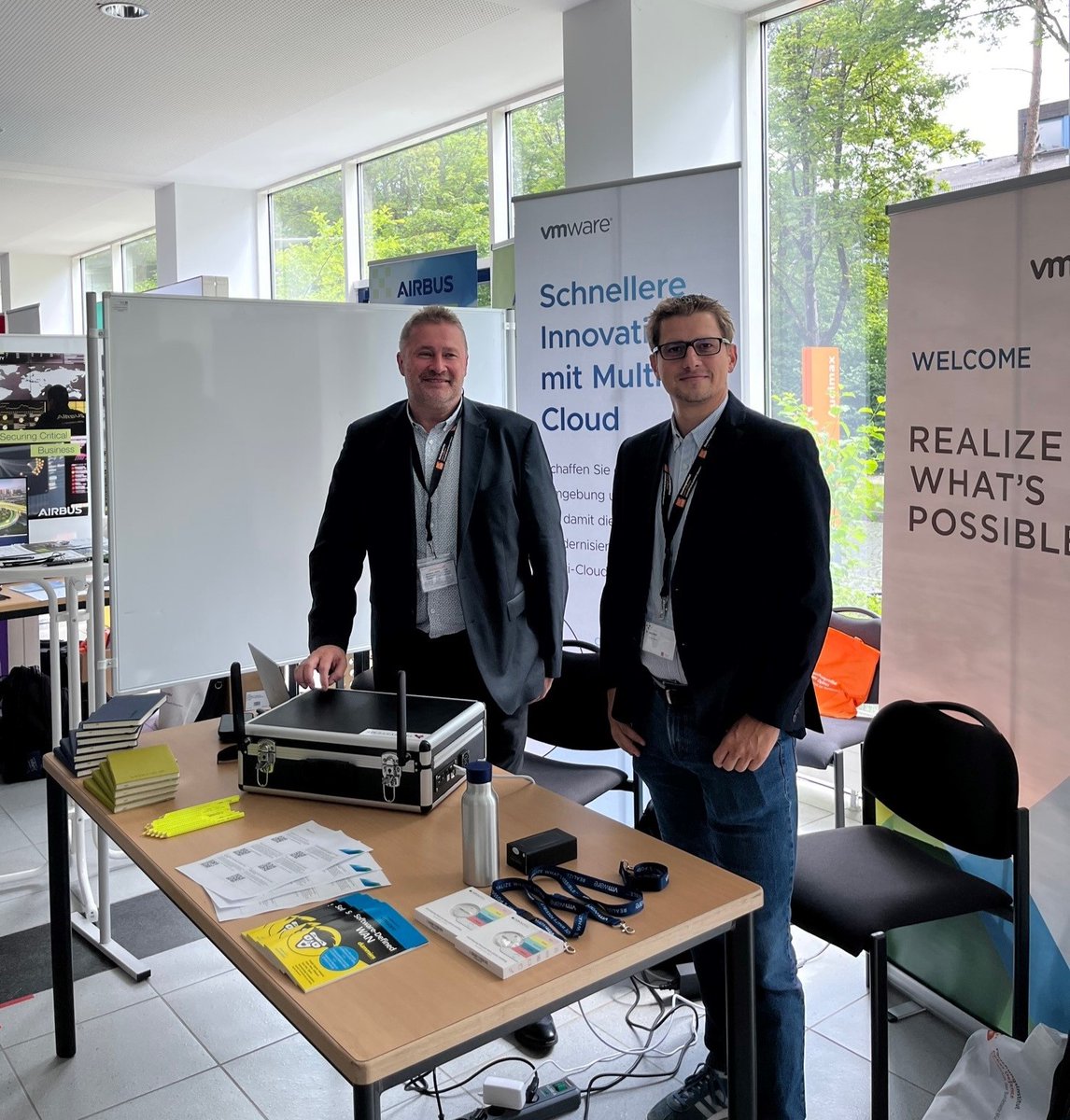 vmware_de's tweet photo. Dieses Jahr sind wir  gemeinsam mit Bernd Lohr von @TA_SYSTEME_GmbH auf der Jahrestagung @FI_CODE im Audimax der @unibw_m und stellen unsere #VMware Multi-Cloud und SD-WAN Lösungen vor. 

@oergman @TobiasDick7 https://t.co/vY80zX6PyU