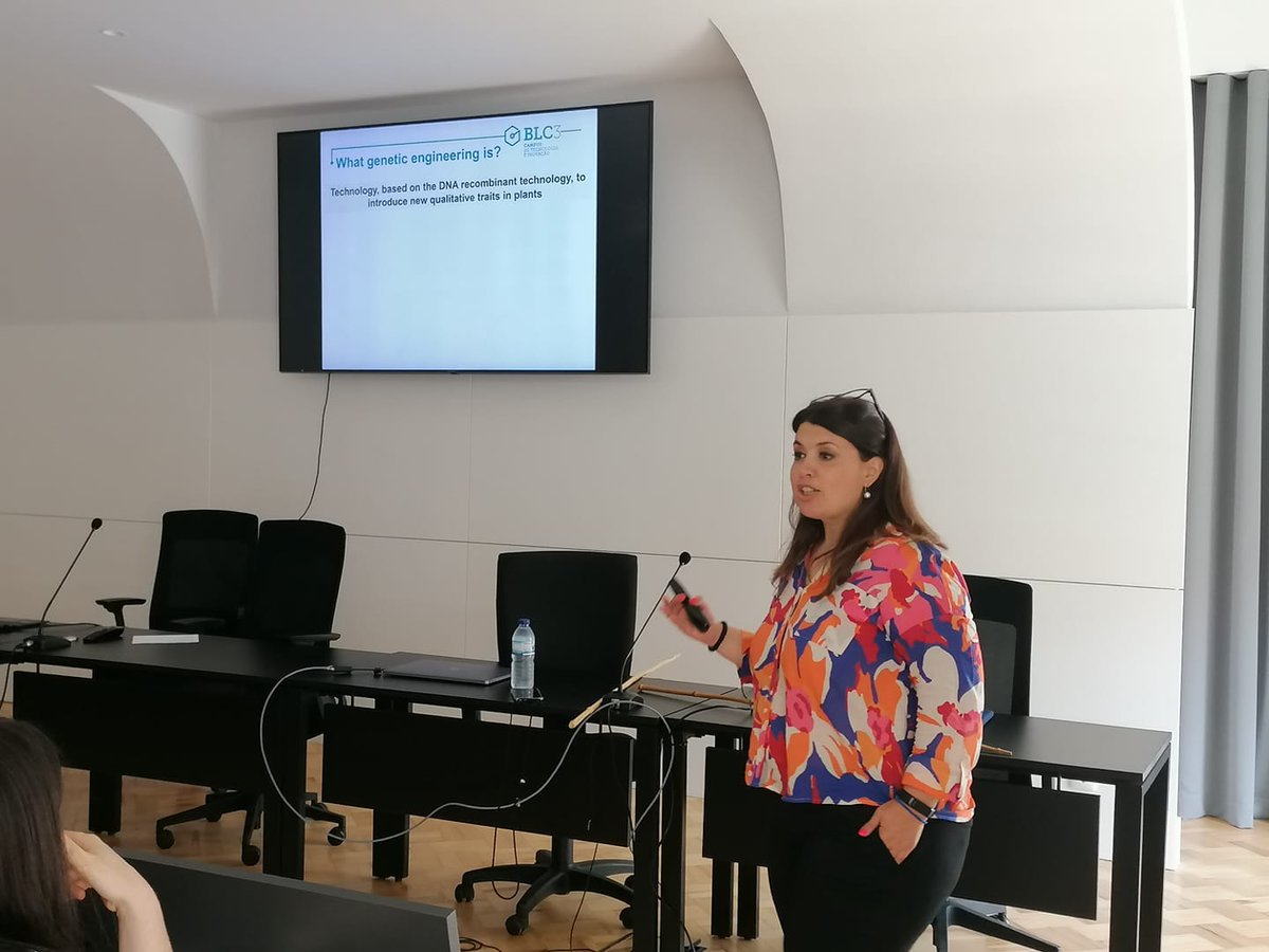 BLC3campus's tweet photo. Susana Araújo at the Summer Course as a trainer on the topic of genetic engineering of plants in the Biotechnology Summer Course, at the @UnivdeCoimbra . An initiative of CiB, with the support of UDDA and the Center for Functional Ecology.
#BLC3 #Science #Technology #INNOVATION https://t.co/uzJgrwX8vv