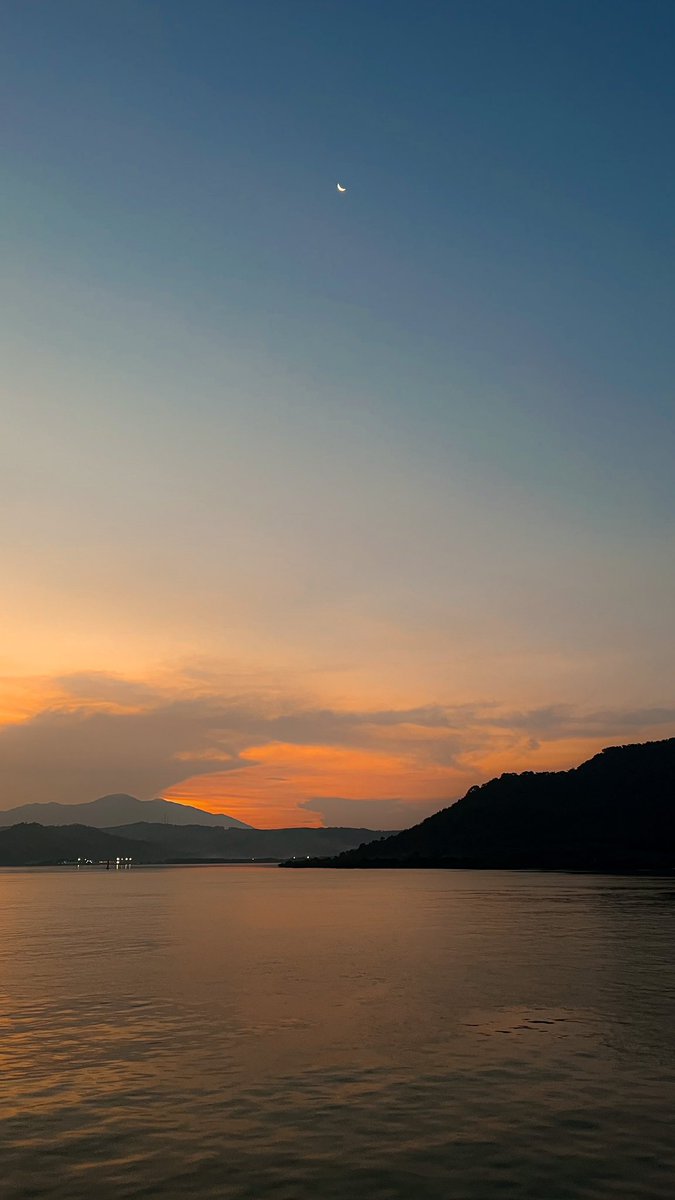XavIrma's tweet photo. @nikkoilham Di atas kapal ferry, sewaktu perjalanan pulang ke Lampung saat lebaran kemarin. 🛳🌊🌅 

✨The scenery is unreal✨

#shotbyphone https://t.co/BdN5ZSOFKA