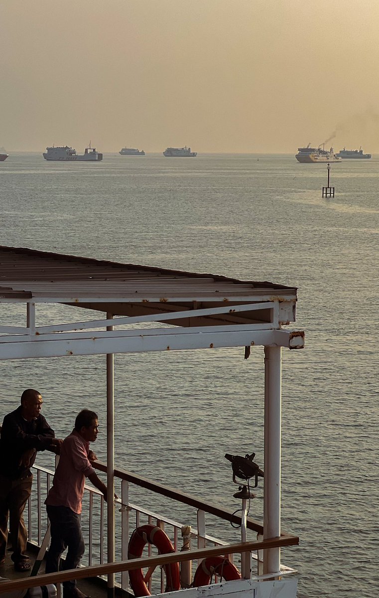 XavIrma's tweet photo. @nikkoilham Di atas kapal ferry, sewaktu perjalanan pulang ke Lampung saat lebaran kemarin. 🛳🌊🌅 

✨The scenery is unreal✨

#shotbyphone https://t.co/BdN5ZSOFKA