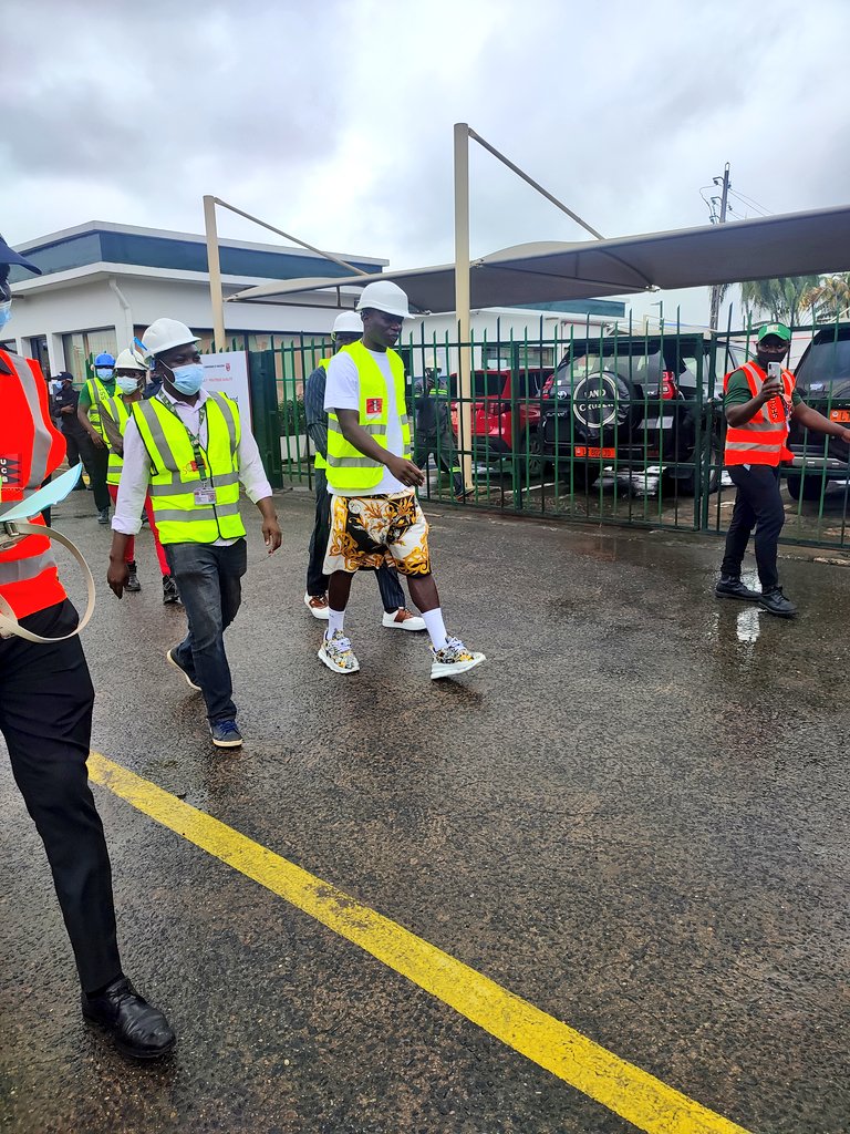 ETHGas_FNDN's tweet photo. Du côté de UCB Douala pour la visite de Aboubakar Vincent Ambassadeur de la marque UCB dans la continuité de la célébration des 50 ans de l'Union Camerounaise de Brasseries.

#UCBbringsABOUToYou
#ABOUAtUCB
#ABOUavecUCB
#ABOUestSpecial
#LeCapiUnique https://t.co/r9bjnE59MX