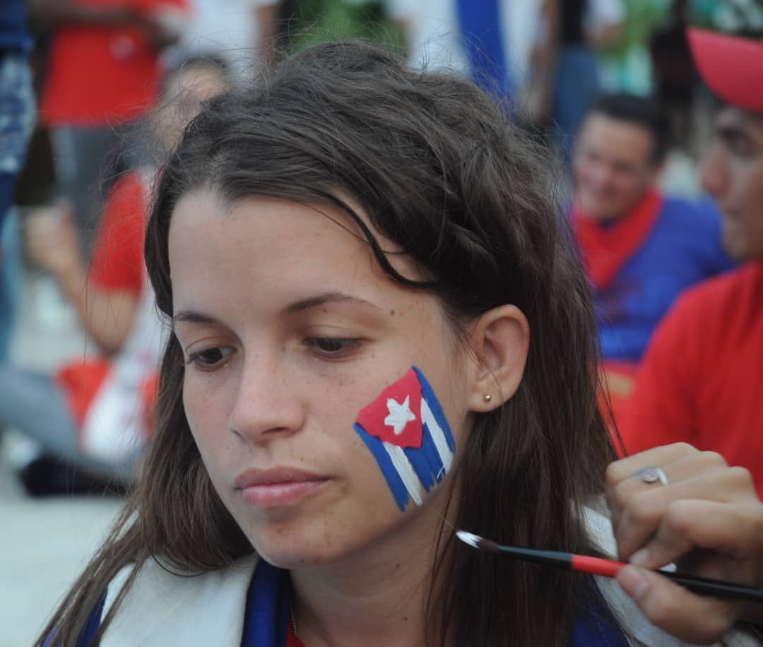 AriagnaPavonG's tweet photo. @PanuelosRojos_ @UJCdeCuba @juventudhol @ShadowsOfGreys @AdrianaRojasQba @AlasDeAmorCuba @Ana_Hurtado86 @AlejandraSuar3z @zurdoBo7 @bea_azurduy Esta chiquitica no se pierde una 😂. Un abrazo grande @LorenAlonso14 🥰, siento mucho orgullo de ti. 
Seguimos en combate ✊ en esta #SemanaAntimperialista. 
Desde acá #YoUsoPañueloRojo. 
#CubaPorLaPaz 
#DeZurdaTeam https://t.co/slAHMW7TnO