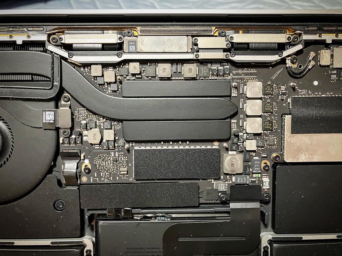 yamanecoan's tweet image. 2022/07/12（シフト休）
どうするか悩みつつ、とりあえず吸盤とヘラで開腹してみた。ネジ多すぎやろ😓early 2011のキーボード交換の時もなかなか大変だったけれど、こいつはそれ以上に大変そう💦💦💦
#MacBookPro2016
#ディスプレイ不具合