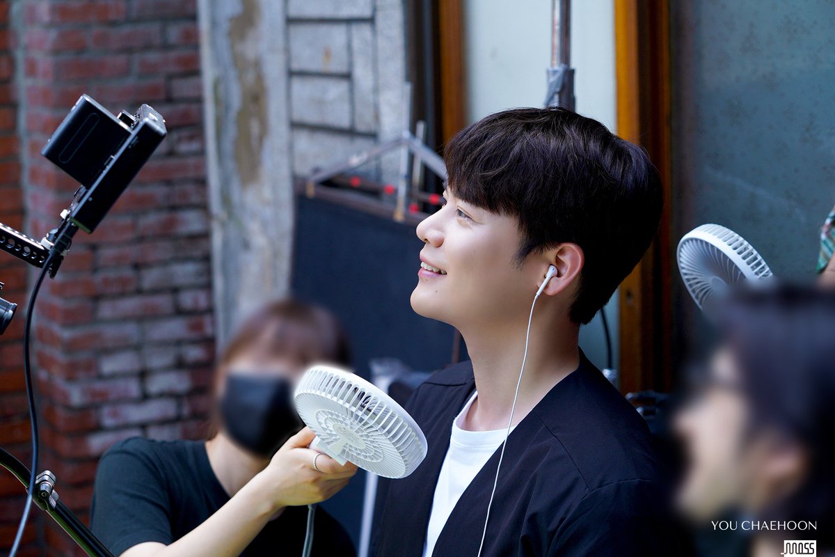 하 선배..................선배 기억나? 우리 노래 같이 듣자고 그랬더니 선배가 나한테 이어폰 한 쪽 건네줬었잖아 고장나서 안 나오는 쪽이었지만....