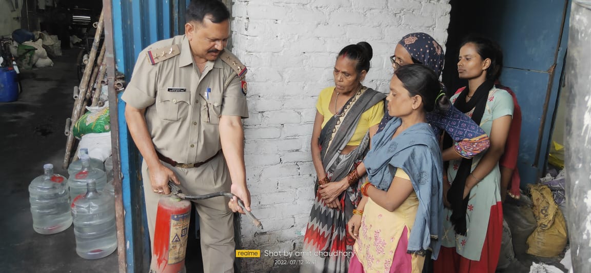 # अग्निसुरक्षा जागरूकता अभियान 
ट्रोनिका सिटी लोनी में विभिन्न उद्योगों में उपलब्ध लोगों को अग्निसुरक्षा उपायो व अग्निसुरक्षा उपकरणों के प्रयोग की विधि से अवगत कराते हुए अभ्यास कराया गया। <a href="/fireserviceup/">Fire & Emergency Services Uttar Pradesh Police</a> <a href="/Uppolice/">UP POLICE</a> <a href="/UPGovt/">Government of UP</a> <a href="/ghaziabadpolice/">POLICE COMMISSIONERATE GHAZIABAD</a> <a href="/dm_ghaziabad/">DM Ghaziabad</a> <a href="/sdrf_up/">SDRF UTTAR PRADESH</a>