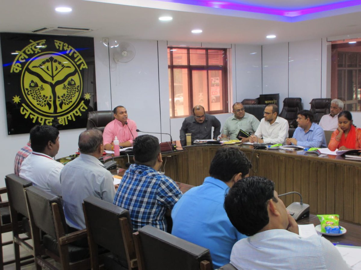 आज विकास कार्यों की समीक्षा बैठक कर संबंधित अधिकारियों को आवश्यक निर्देश दिए ।