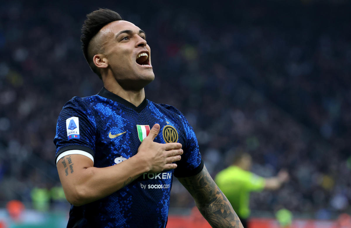 InterMilan_MP's tweet photo. Video: Watch Martínez’s acrobatic goal in Inter training: Lautaro Martínez showed he is raring to go ahead of the new campaign with a stunning bicycle kick in training. The Argentina took in a cross from the right hand … https://t.co/sUBxz4lflu https://t.co/u1jt8IygAE