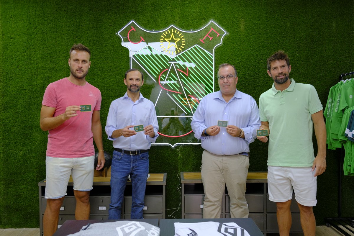 atcosanluqueno's tweet photo. Hoy ha tenido lugar la visita del alcalde, @VictMoraAlcalde junto al delegado de deportes David Salazar para renovar sus abonos, donde además han podido conocer las obras que se están llevando a cabo en El Palmar.

Gracias al @AytoSanlucar por la confianza mostrada un año más. https://t.co/G1sE6M78te
