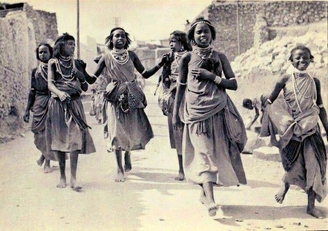 Magariisa's tweet photo. Beautiful Oromo #Hararghee girls 1958 ⚘ !

 #Oromia ❤💚❤. https://t.co/nWPyoF1kBK