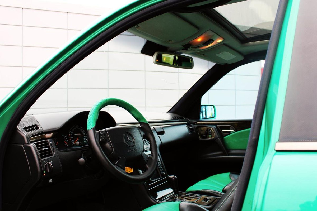 plexxarn's tweet photo. @AntonyWrites This E55 AMG was for sale in Sweden recently #GetItInTheGoodColor https://t.co/pglUTAHd8q