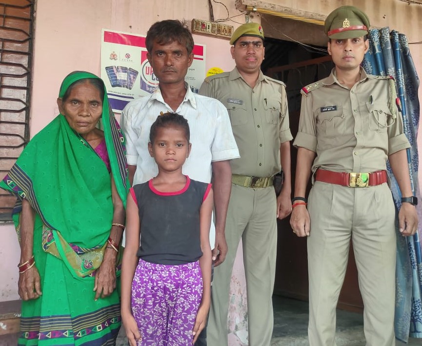 DcpVns's tweet photo. आज दिनांक-12.07.2022 को थाना जैतपुरा पुलिस टीम के अथक प्रयासों द्वारा 12 वर्षीय गुमशुदा बालिका चांदनी को 24 घंटे के अंदर सकुशल बरामद किया गया। बच्ची को सकुशल पाकर परिजनों द्वारा पुलिस के अथक प्रयासों की भूरि-भूरि प्रशंसा की गई।
#UPPolice #DcpV
#WellDoneCops https://t.co/WQmb0HwzKF