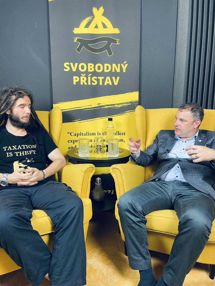 TerezAnarchy's tweet photo. Přes léto máme sice volněji, přesto ale sem tam natáčíme. Dnes k nám do studia zavítal host na vaše přání - bývalý viceguvernér ČNB Mojmír Hampl. 🙂 https://t.co/wzSjW6TNhZ