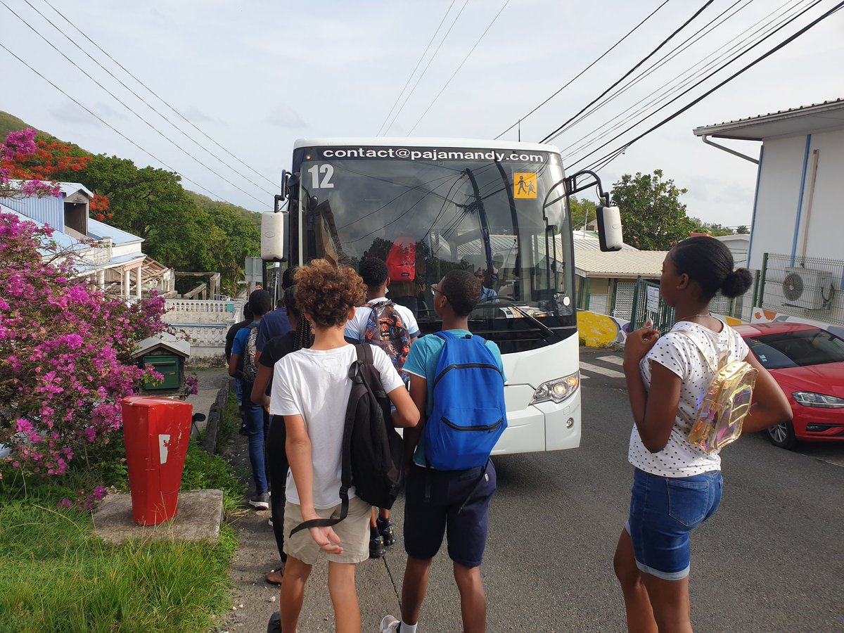 Les vacances apprenantes ont démarré hier et se poursuivront jusqu'au 15 juillet. Un riche programme "Péyi en nou Bel" concocté avec les élèves . Ce matin départ pour Le Lamentin.