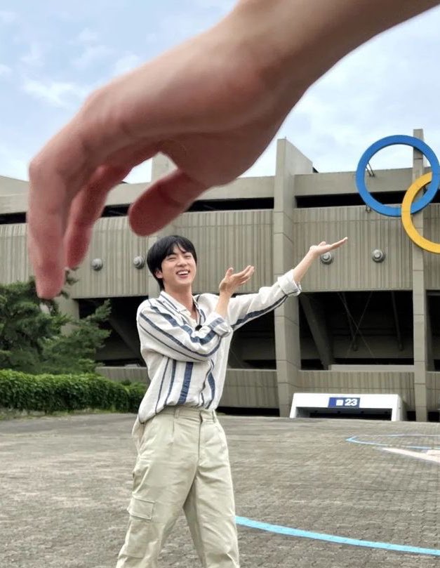 crystalsnow9212's tweet photo. How I wish that’s my hand!  I want to pick him up and put him in my pocket😭😭

#Yours_Jin #SuperTuna_Jin #JIN #BTSJIN @BTS_twt https://t.co/Dd1fFyoBY3