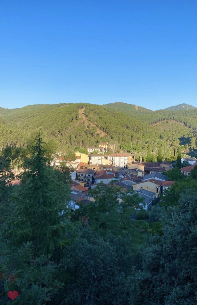 Encomiable trabajo contra el fuego en #Hurdes, una comarca que es y seguirá siendo un lugar de ensueño y destino de muchos proyectos de vida. Abrazo solidario a todas y todos los que ahora están sufriendo y luchando contra el maldito fuego