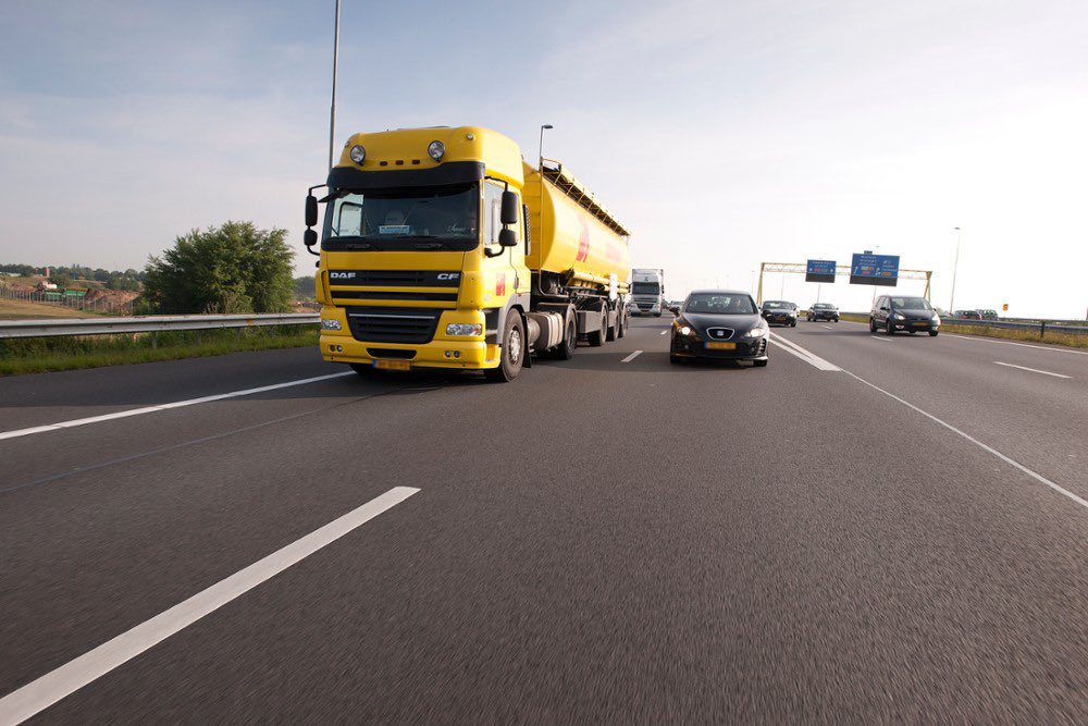 Vandaag heeft ook de <a href="/EersteKamer/">Eerste Kamer der Staten-Generaal</a> ingestemd met de wet #Vrachtwagenheffing. Binnen- en buitenlandse vrachtwagens gaan per gereden kilometer betalen 🚚Opbrengsten worden in overleg met <a href="/evofenedex/">evofenedex</a>, <a href="/TLNnieuws/">Transport en Logistiek Nederland</a> &amp; VERN ingezet voor slim en schoon. Lees meer ➡️ nieuwsienw.nl/home/2182481.a…