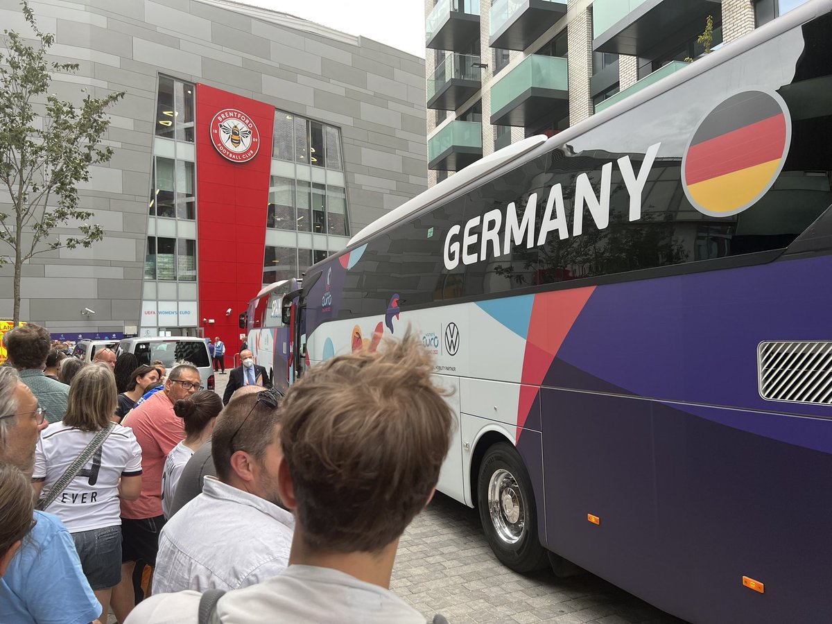 LidiaPedro9's tweet photo. Teams of #ger  and #esp  have just arrived at the stadium 🏟 #WEURO2022 https://t.co/NTti0fUFaq