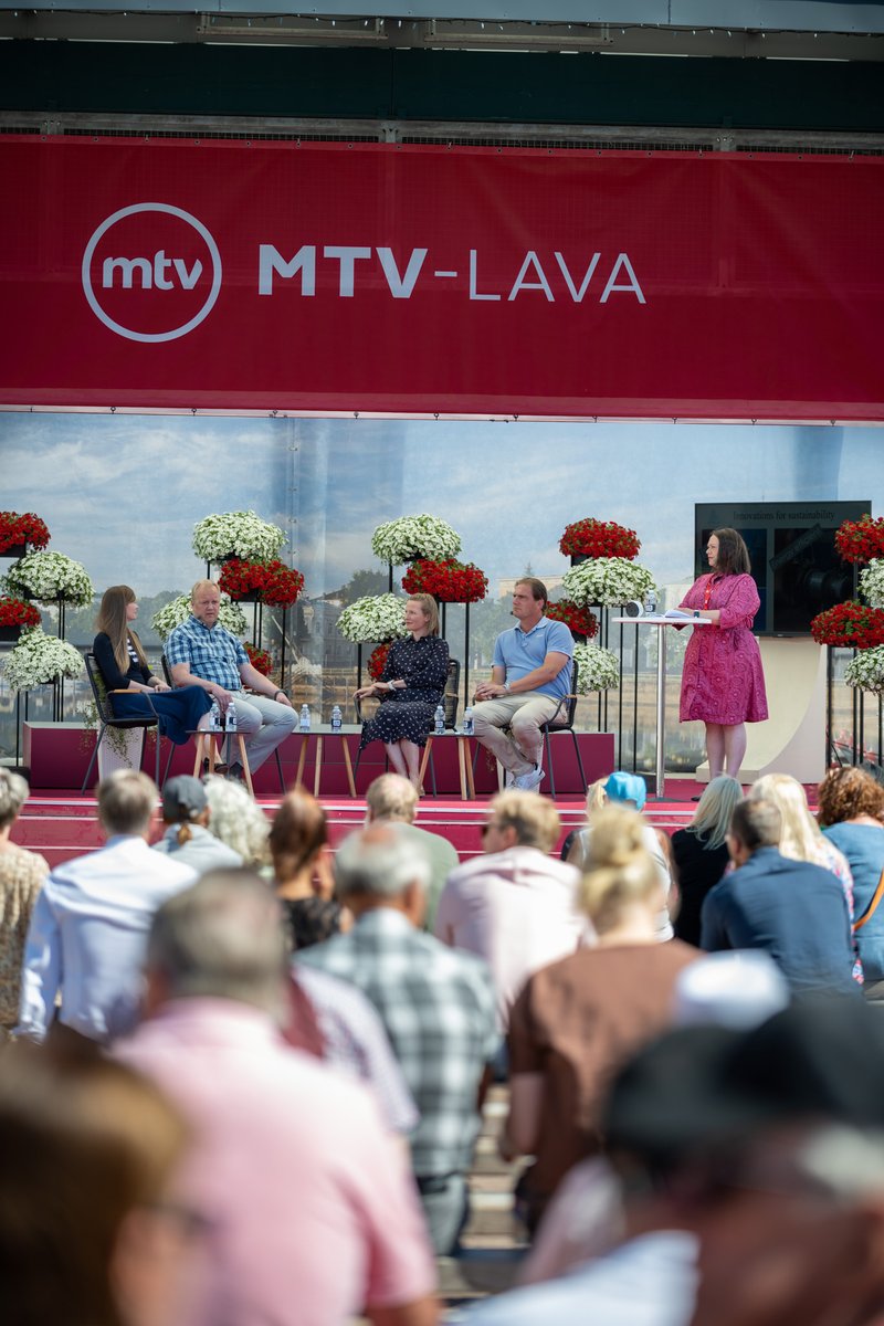 ilmastorahasto's tweet photo. Ilmastorahaston paneelikeskustelu #Suomiareena’ssa keräsi tänään mukavasti yleisöä! Kiitos panelisteille @paula_laine, @MMalkamaki, @ESalmenvaara ja Niklas Törnkvist! Tallenne paneelista MTV katsomossa: https://t.co/MF6k3w9D0R https://t.co/G3Hq6d74cP