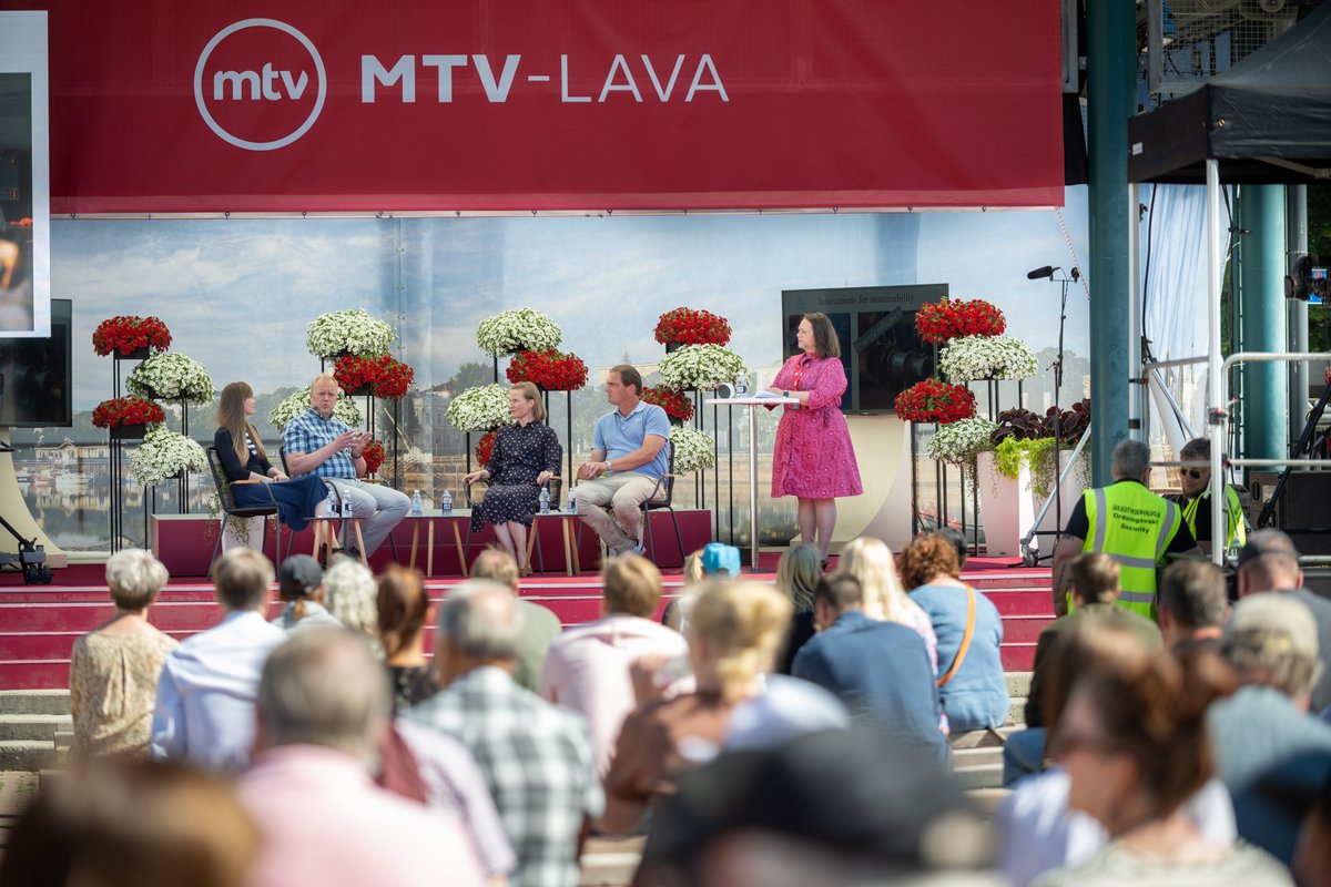 ilmastorahasto's tweet photo. Ilmastorahaston paneelikeskustelu #Suomiareena’ssa keräsi tänään mukavasti yleisöä! Kiitos panelisteille @paula_laine, @MMalkamaki, @ESalmenvaara ja Niklas Törnkvist! Tallenne paneelista MTV katsomossa: https://t.co/MF6k3w9D0R https://t.co/G3Hq6d74cP