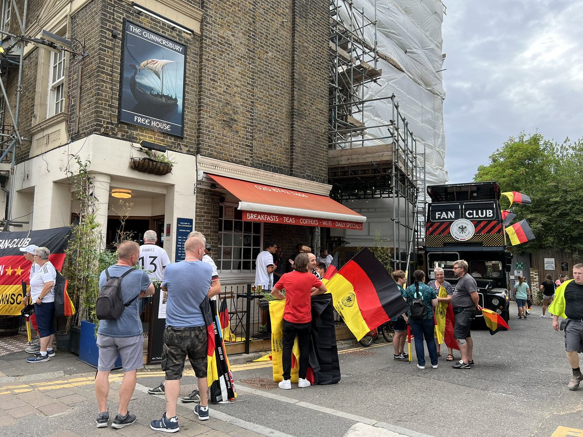 LidiaPedro9's tweet photo. Germany’s fans getting ready for today’s #ger vs #esp #WEURO2022 https://t.co/UNgzq31Jal