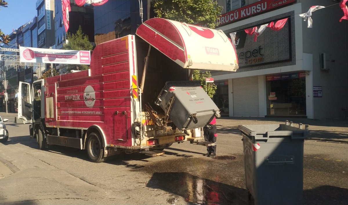 Ümraniye'mizde #KurbanBayramı'nın ilk gününden itibaren periyodik olarak belirlenen noktalarda, yıkanan konteynerlarımızı dezenfekte ederek hayvansal atıkların yol açtığı hastalıklar için önlemlerimizi aldık. 🧼🧹