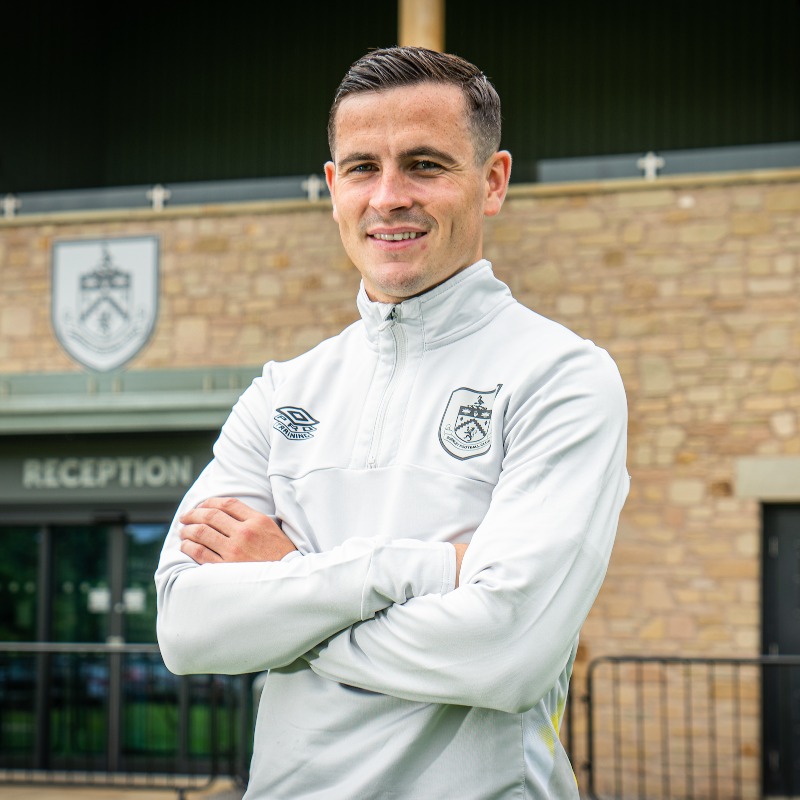 BurnleyOfficial's tweet photo. We're delighted to announce the signing of Republic of Ireland international Josh Cullen on a three-year contract from Anderlecht for an undisclosed fee 📝