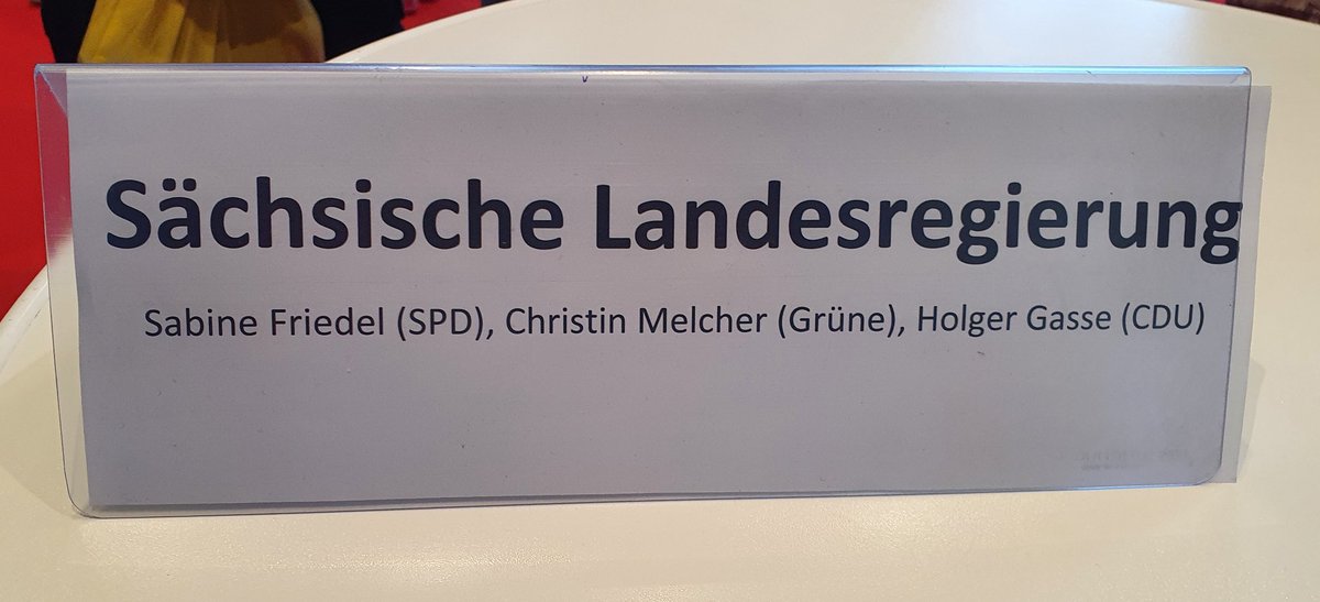 gerald_e's tweet photo. #Vorbote oder #Büroversehen? #Landtag vs. #Staatsregierung
Die eine oder die andere #Elbseite
#Dresden #Kita https://t.co/fqgSHFUl4L