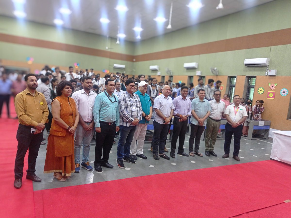 Rameshmorwal2's tweet photo. Innovative step by DDE(South East) Sh. @sanjay_DoE,  appreciated by Dy CM @msisodia sir. Free coaching would be provided for #CUET UG 2022.
Would fulfill dreams of delhi govt school students.
#Delhigovtschool students would carry forward their best to best edu. Institutions https://t.co/maNYNINTcb
