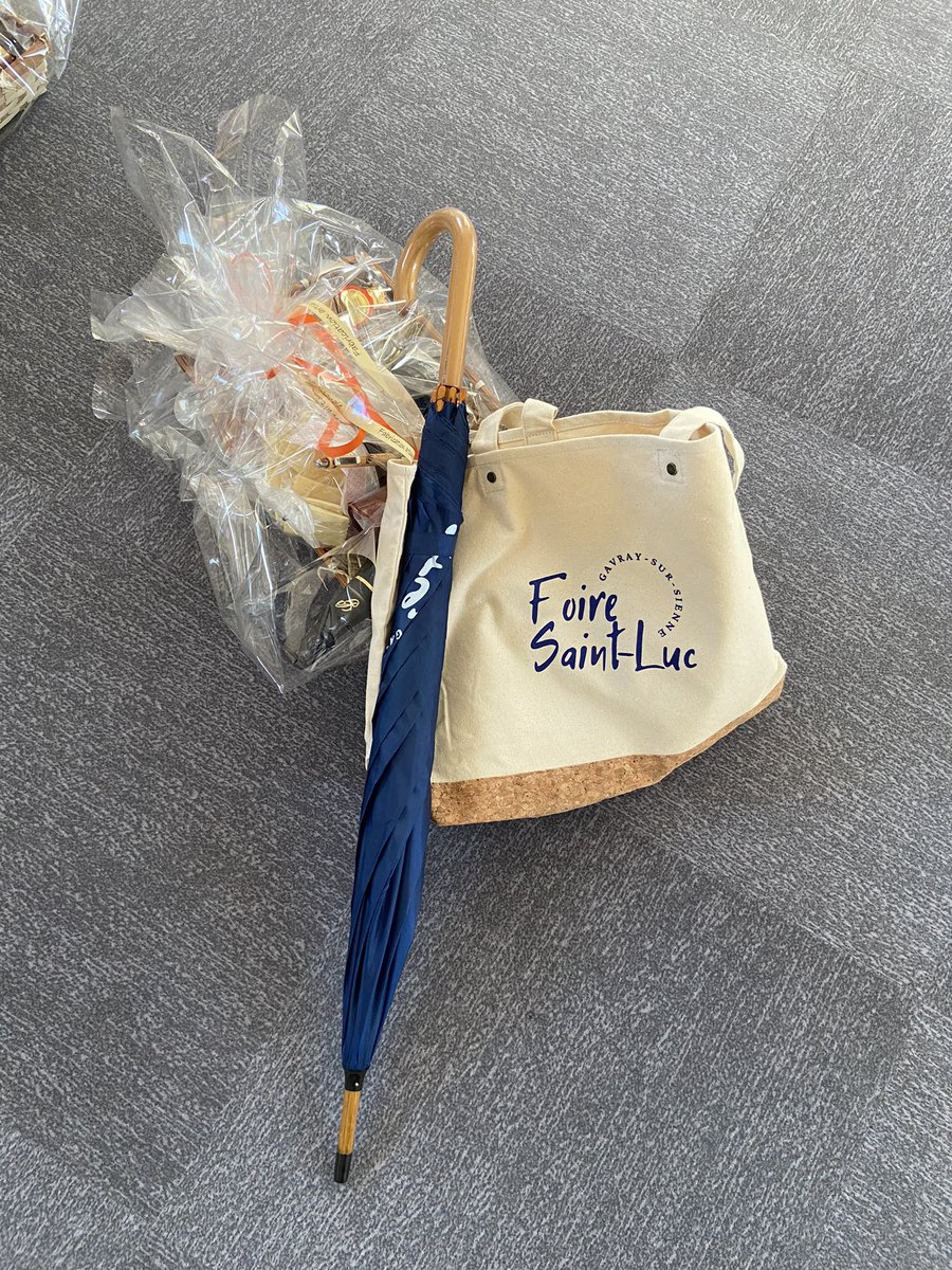 Merci à M. Lecomte et la municipalité de #GavraySurSienne pour cette cérémonie de départ et ces cadeaux. Merci aussi pour la qualité des échanges et votre disponibilité ces trois dernières années.