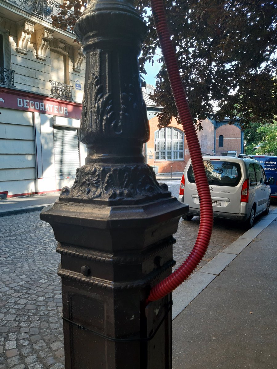 BrenierLaura's tweet photo. Quelqu'un peut m'expliquer le problème électrique de Paris ? Ici autour du sacré Cœur. Pourquoi ?? @cbrossel https://t.co/OA3E9ENTYU