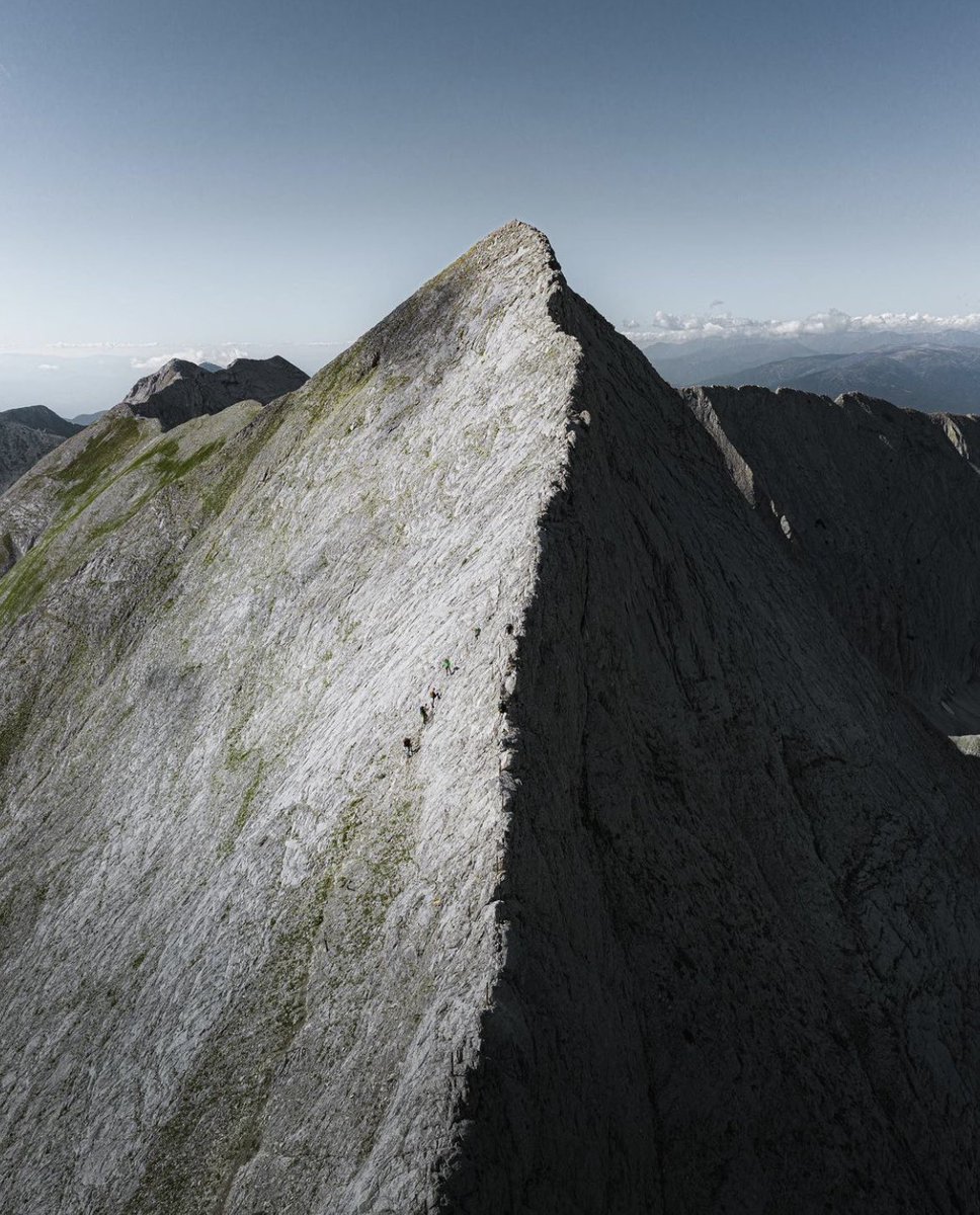 IvanGaidarov's tweet photo. #Pirin mountain national park.
#Vihren summit (2914 m) and #Koncheto (The little horse) a knife-edge ridge (2810 m). It is said that less experienced hikers go through it by saddling it like a horse and slowly advancing, hence its name.
#Bulgaria 🇧🇬
📷Dobromir Raynov https://t.co/ff4UHKoV3H