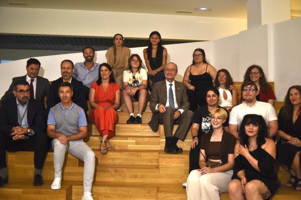 El <a href="/museorusomalaga/">Colección Museo Ruso / Málaga</a>, el <a href="/cpompidoumalaga/">Centre Pompidou Málaga</a> y la <a href="/CnatalPicasso/">Museo Casa Natal Picasso</a> se suman al XXV aniversario de <a href="/photoespana/">PHotoESPAÑA</a> con la muestra ‘Otras miradas. Tiempo de exposición’, compuesta por los trabajos del alumnado del Ciclo Superior de Fotografía de <a href="/EscuelaTelmo/">Escuela de Arte San Telmo</a>