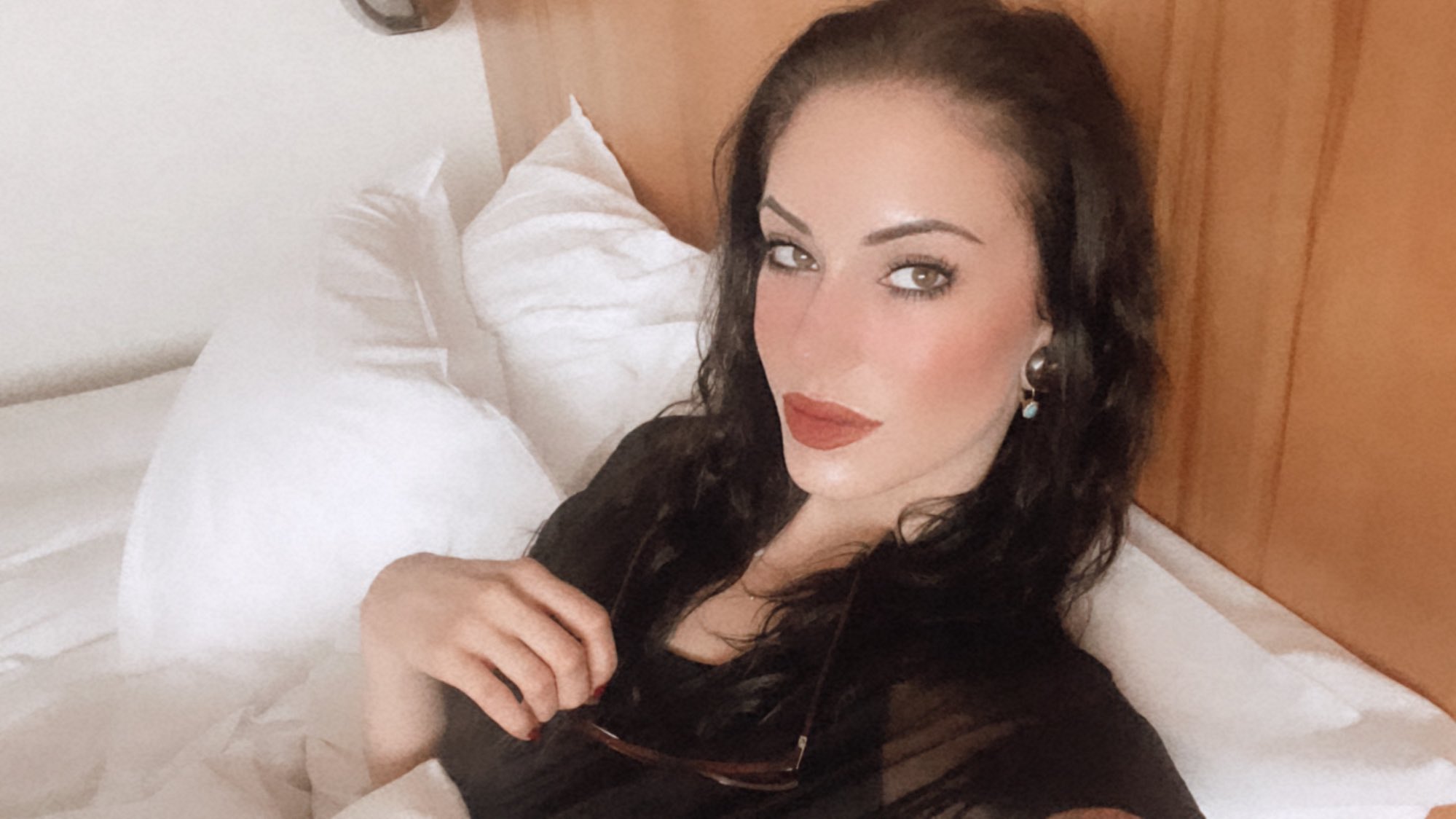 Anna de Ville on Twitter: "Comment ça va? 😘 https://t.co/Trg6FOzot1