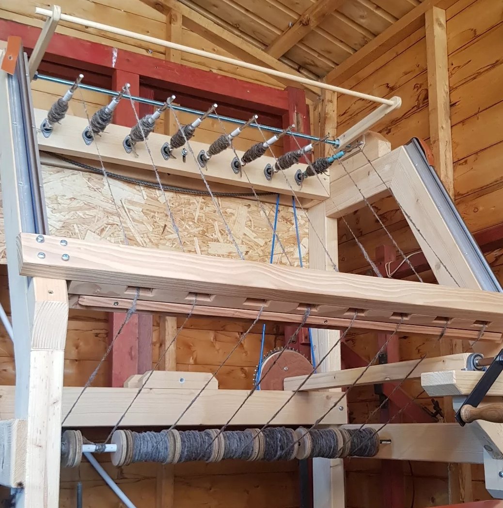 tottles_weavers's tweet photo. Spinning jennies came in all shapes and sizes back in the day, but all involved loosely spun fibres called roving being drawn through a clasp set in a carriage, and a set of spindles twisting that into yarn. A tradition I'm proud to continue.
#woolspinning #spinningjenny #history https://t.co/UyklpnkpGe
