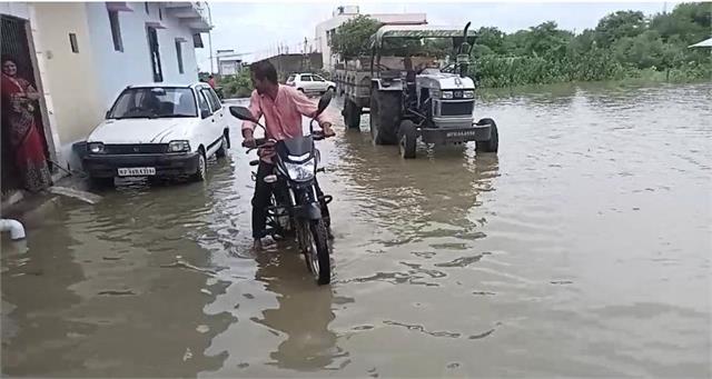 punjabkesari's tweet photo. heavy rain MP: बारिश ने बढ़ाई लोगों की मुश्किलें, नसरुल्लागंज के कई वार्डों में जलभराव की बनी स्थिति
https://t.co/ti44qldIID
#heavyrainmanymp #heavyraininindia #heavyrainMP #congress #bjp https://t.co/wzFKbJZ8St