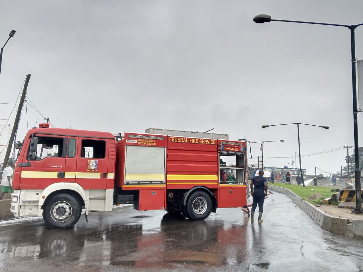 fedfirelagos's tweet photo. FALLEN TANKER!!!
National disaster was averted today as Federal Fire Service is on ground to prevent any possible outbreak of fire at Custain bridge inward Igamu,Lagos State.@linda_ikejii https://t.co/NojlmHFhii