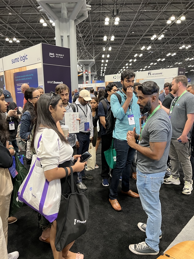 keithbabo's tweet photo. @virtualized6ix letting em know about application networking and such at #AWSSummit @soloio_inc https://t.co/z1K169MxLz
