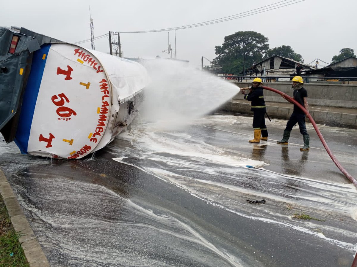 fedfirelagos's tweet photo. FALLEN TANKER!!!
National disaster was averted today as Federal Fire Service is on ground to prevent any possible outbreak of fire at Custain bridge inward Igamu,Lagos State.@linda_ikejii https://t.co/NojlmHFhii