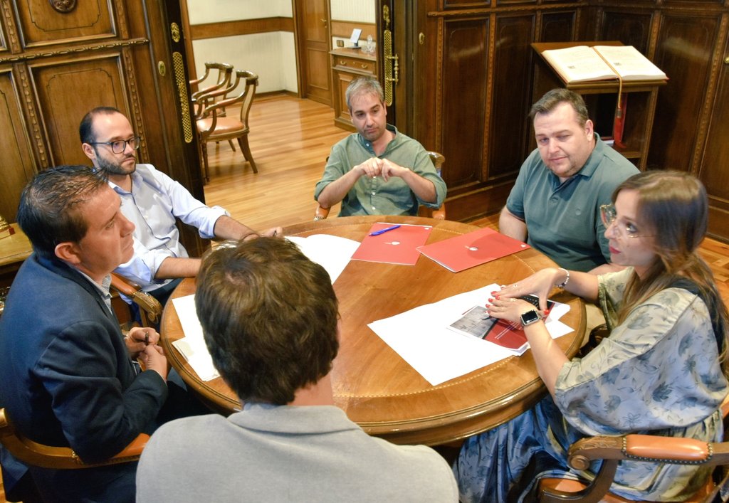 #Dipualba y <a href="/ajealbacete/">AJE ALBACETE</a> perfilan✍️🏻 nuevas vías de #colaboración🤝🏻 para #impulsar el papel de la #juventud👱🏼‍♀️🧒🏻 en el #desarrollo del #MedioRural, como se ha avanzado en la reunión de <a href="/santicenizate/">santi cabañero</a> y <a href="/valera_fran/">Fran Valera</a> con parte de la #JuntaDitectiva de #AJE.

cutt.ly/2Lv4dB8