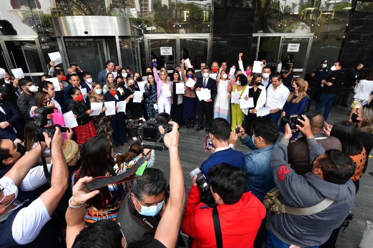 alitomorenoc's tweet image. Las Diputadas y los Diputados Federales del PRI acudimos a la @FGRMexico para presentar la denuncia contra @LaydaSansores, por las calumnias y violencia ejercida en contra de la dignidad de las legisladoras. No permitiremos que quede impune el ataque a las mujeres.