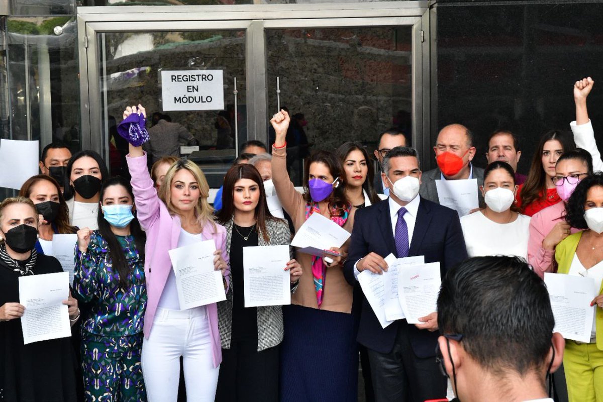 alitomorenoc's tweet image. Las Diputadas y los Diputados Federales del PRI acudimos a la @FGRMexico para presentar la denuncia contra @LaydaSansores, por las calumnias y violencia ejercida en contra de la dignidad de las legisladoras. No permitiremos que quede impune el ataque a las mujeres.