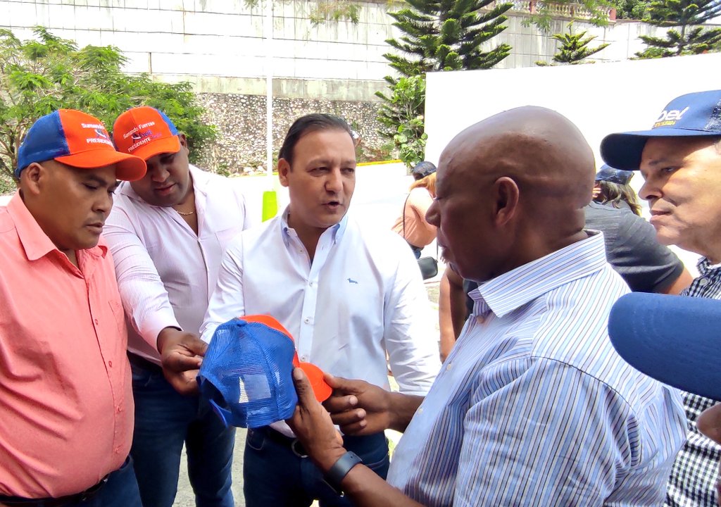 JuyoeliD's tweet photo. En la reciente reunión con el próximo presidente @AbelMartinezD, la comisión encabezada por nuestro presidente @vicioso_made presentó la #GorraOficial 🧢 del movimiento #SumandoFuerzasConAbel; ellas recorrerán el país entero en promoción a su candidatura.
@MartinezAnica https://t.co/VgA0MupA3L