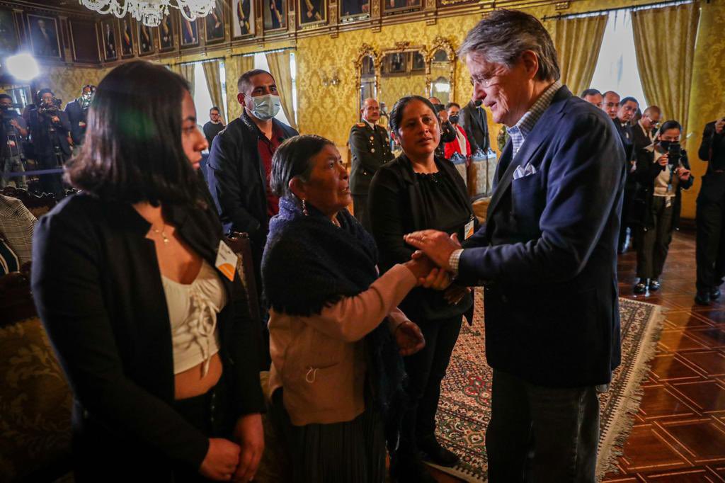 LassoGuillermo's tweet photo. Hoy recibimos a la familia de José Chimarro, Sargento que perdió la vida durante las manifestaciones. Ellos recibirán una donación especial en honor al trabajo de su padre. Al igual que todos los ecuatorianos, sepan que cuentan con mi apoyo para salir adelante. https://t.co/oZHkAWnHYt