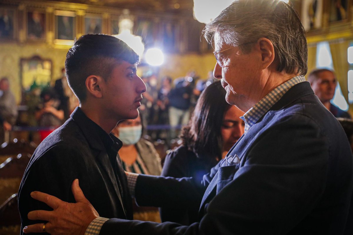 LassoGuillermo's tweet photo. Hoy recibimos a la familia de José Chimarro, Sargento que perdió la vida durante las manifestaciones. Ellos recibirán una donación especial en honor al trabajo de su padre. Al igual que todos los ecuatorianos, sepan que cuentan con mi apoyo para salir adelante. https://t.co/oZHkAWnHYt
