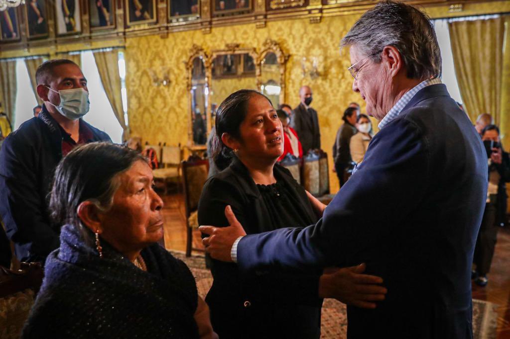 LassoGuillermo's tweet photo. Hoy recibimos a la familia de José Chimarro, Sargento que perdió la vida durante las manifestaciones. Ellos recibirán una donación especial en honor al trabajo de su padre. Al igual que todos los ecuatorianos, sepan que cuentan con mi apoyo para salir adelante. https://t.co/oZHkAWnHYt