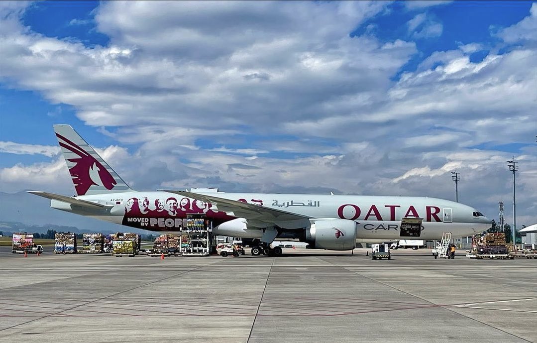 indannier's tweet photo. Hoy por primera vez en el @AeropuertoUIO se recibió al #boeing777-FDZ de Qatar Airways Cargo con el nuevo #livery dedicado a todos los colaboradores que hicieron posible que actualmente esta #aerolínea de carga sea la numero uno a nivel mundial.
#cargo #airlogistic #uio https://t.co/rQ78rIccRE