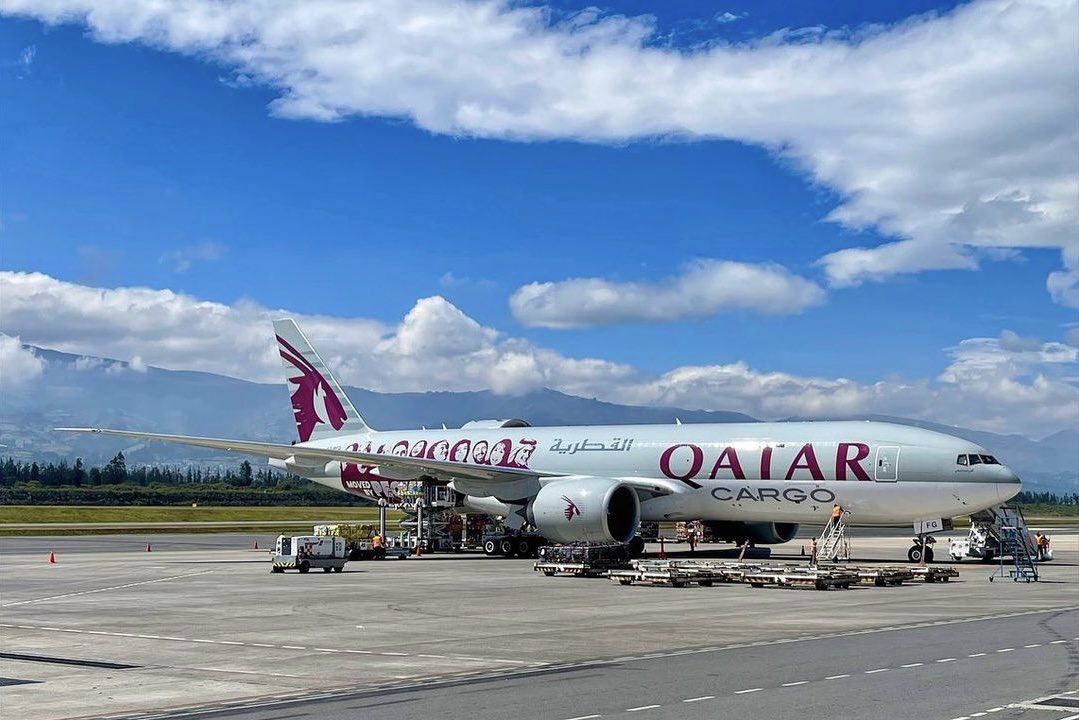 indannier's tweet photo. Hoy por primera vez en el @AeropuertoUIO se recibió al #boeing777-FDZ de Qatar Airways Cargo con el nuevo #livery dedicado a todos los colaboradores que hicieron posible que actualmente esta #aerolínea de carga sea la numero uno a nivel mundial.
#cargo #airlogistic #uio https://t.co/rQ78rIccRE