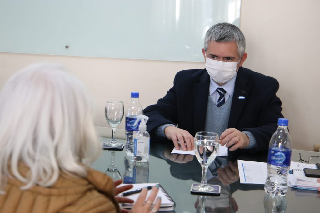 LuisMedinaRuiz4's tweet photo. Junto al Secretario Ejecutivo Médico, Dr. Miguel Ferre Contreras recibimos a Adriana Enrico, referente de la filial San Miguel de Tucumán de Cruz Roja Argentina. https://t.co/93DbKVRYjZ