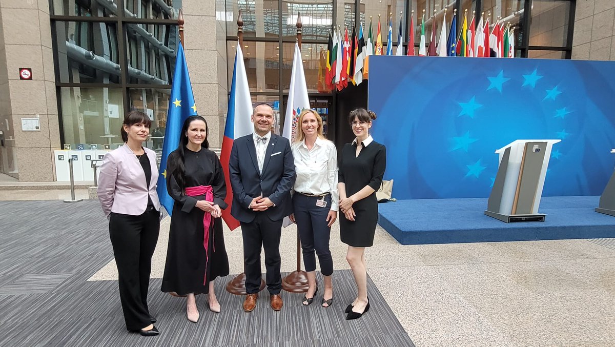 narodnigalerie's tweet photo. 🇪🇺 🇨🇿  V sídle Rady EU jsme při příležitosti #CZPRES zahájili výstavu Květinová unie. Projekt uvedla generální ředitelka NGP @AlicjaKnast spolu s ministrem kultury @MartinBaxa2 (@MinKultury) a ředitelem Sbírky moderního a současného umění a kurátorem výstavy Michalem Novotným. https://t.co/N2OShZleLm